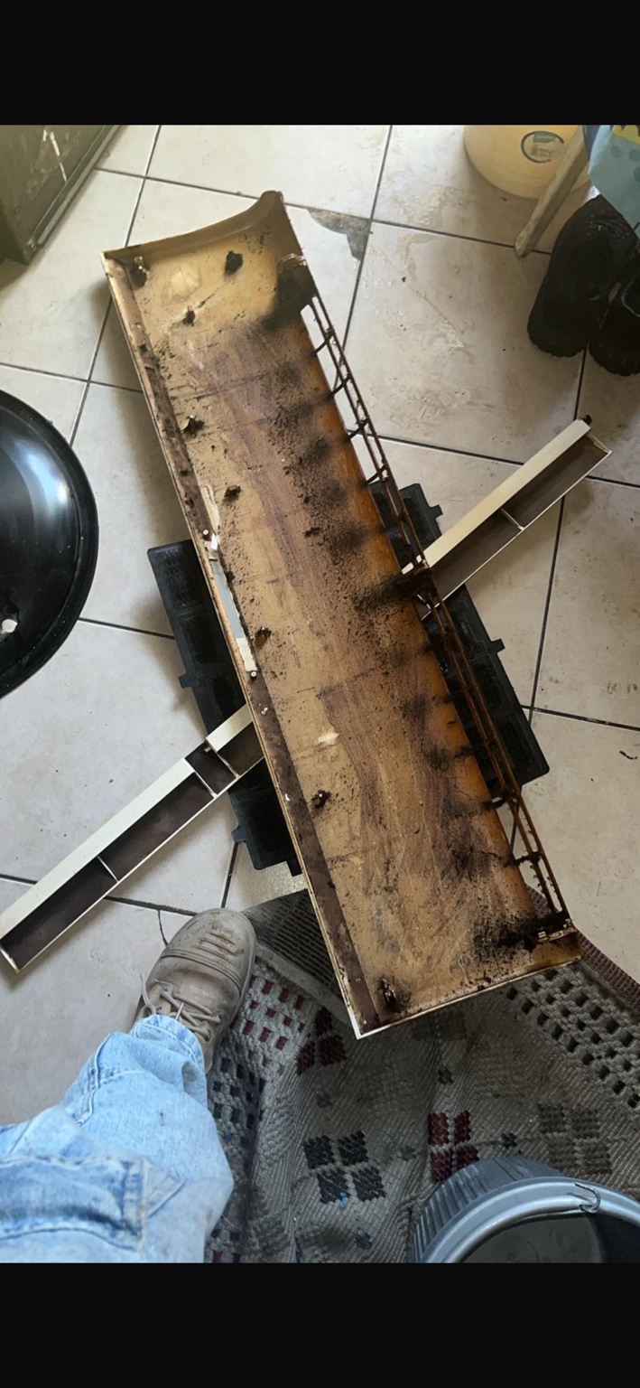 תיעוד עבודת ניקוי מזגן — פתיחה / חשיפת הלכלוך